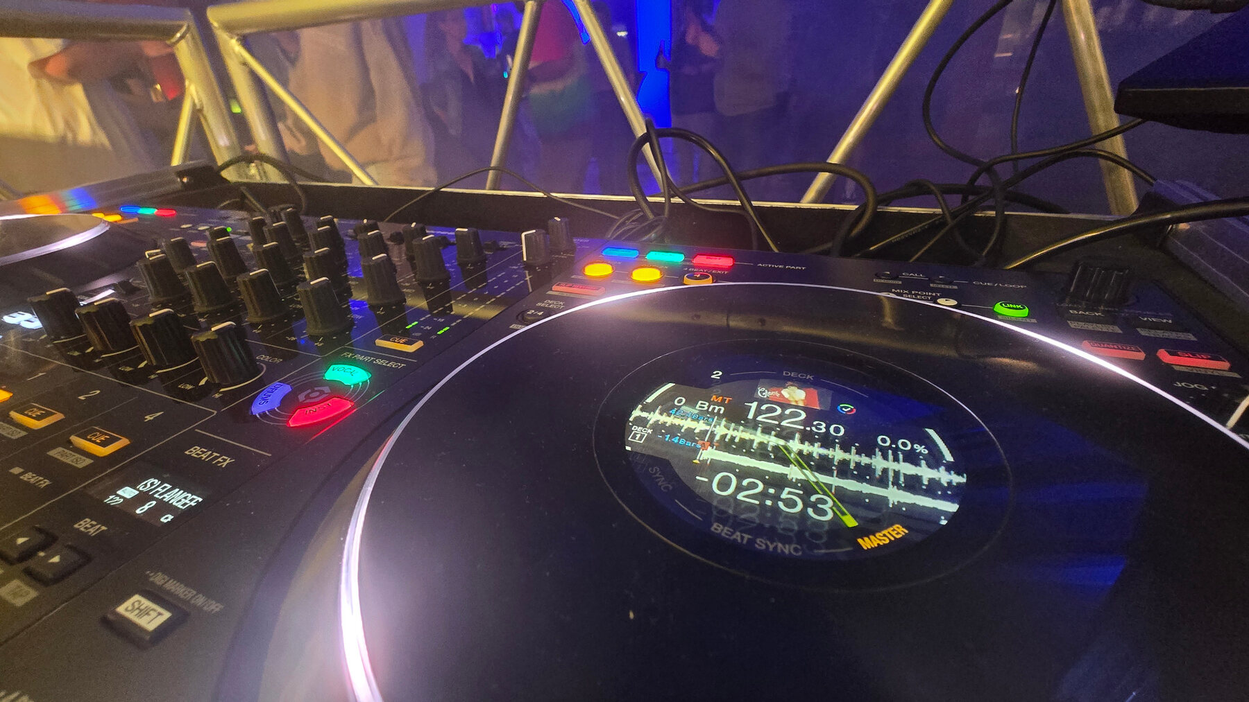 DJ-Controller während eines Auftritts im farbigen Bühnenlicht