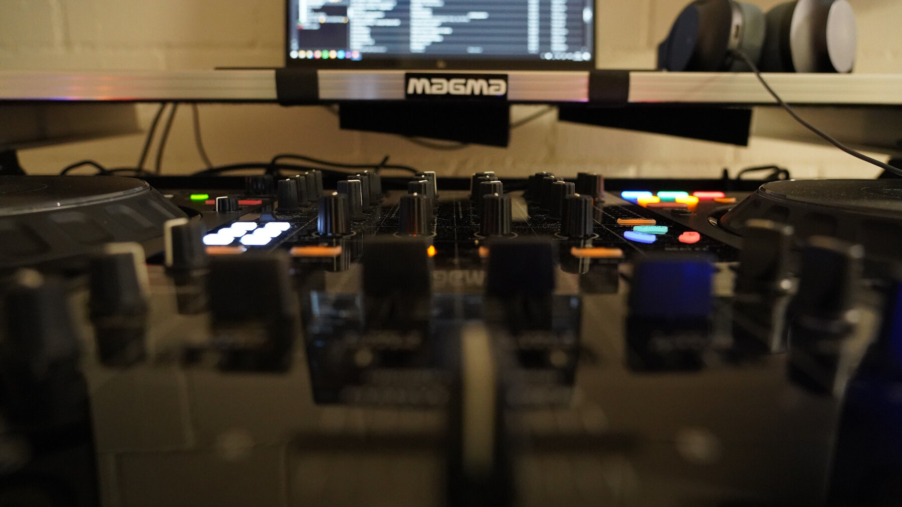 DJ-Controller bei der Vorbereitung eines Sets