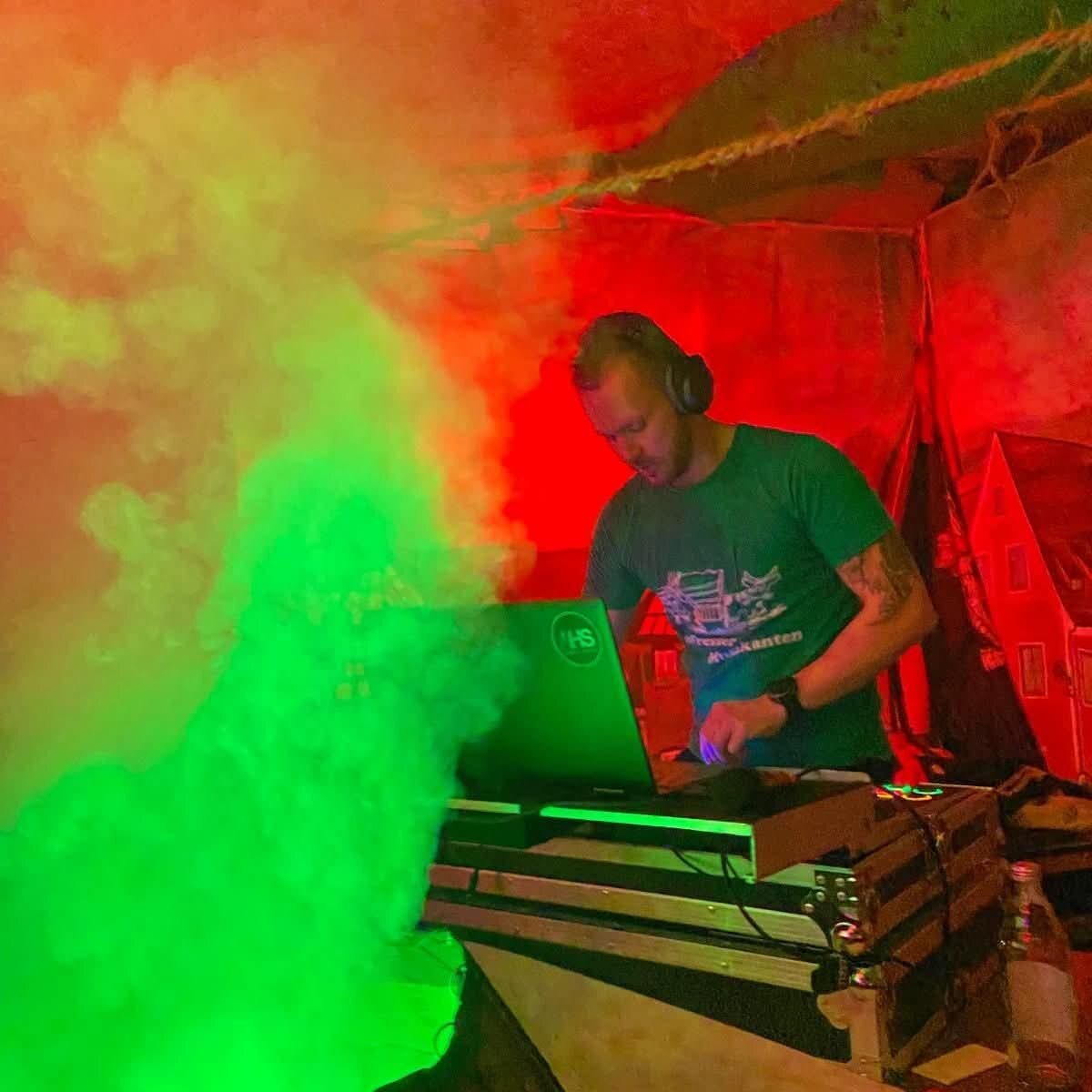 BJRN beim Auflegen im farbigen Nebel